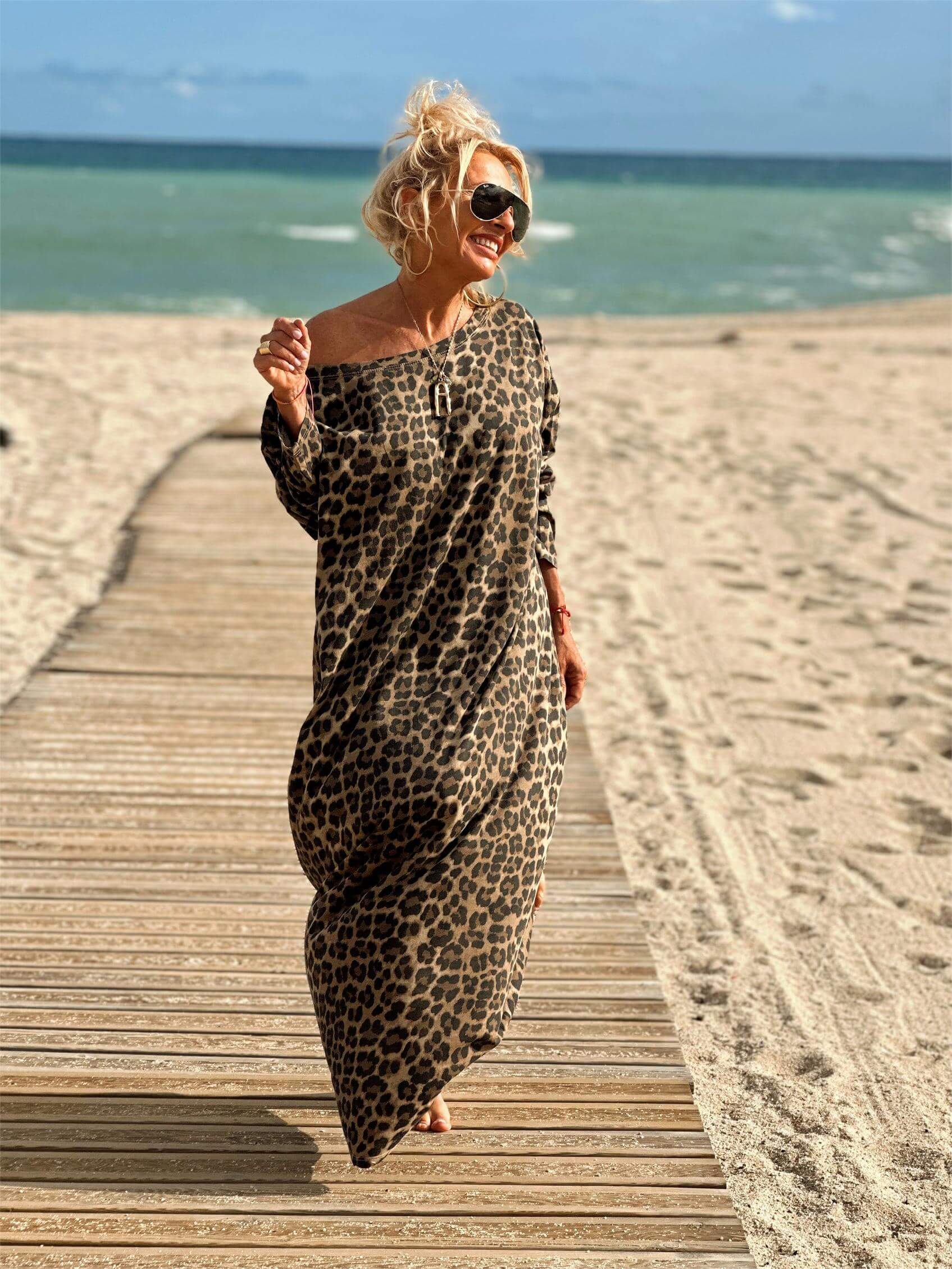 Leopardenkleid in Camel mit langen Ärmeln und Oversize-Schnitt