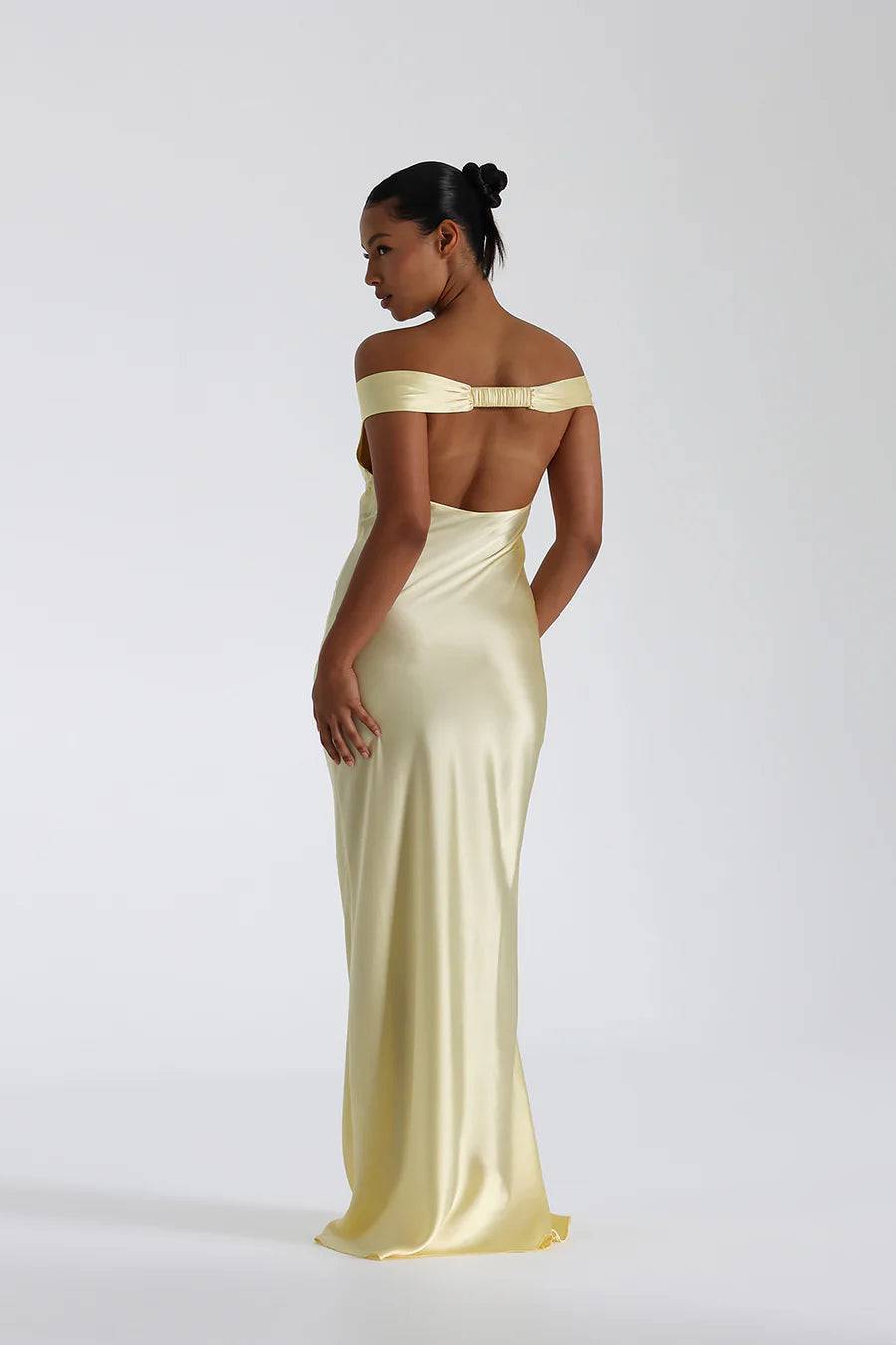 Off-Shoulder Satin-Maxikleid