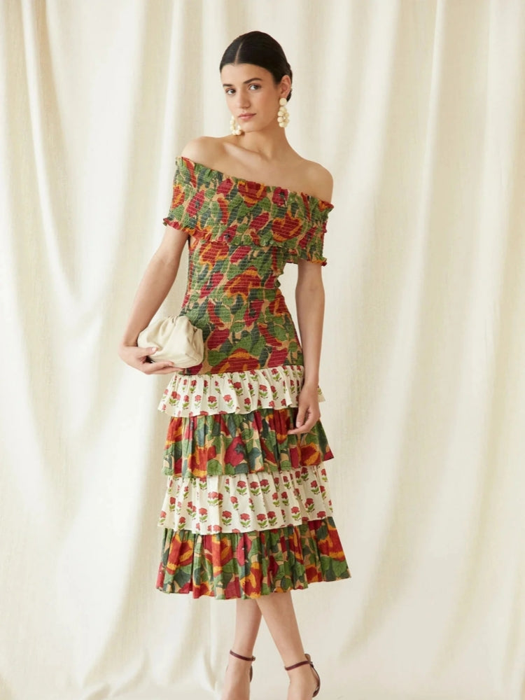Mehrfarbiges Midi-Kleid für den Mai