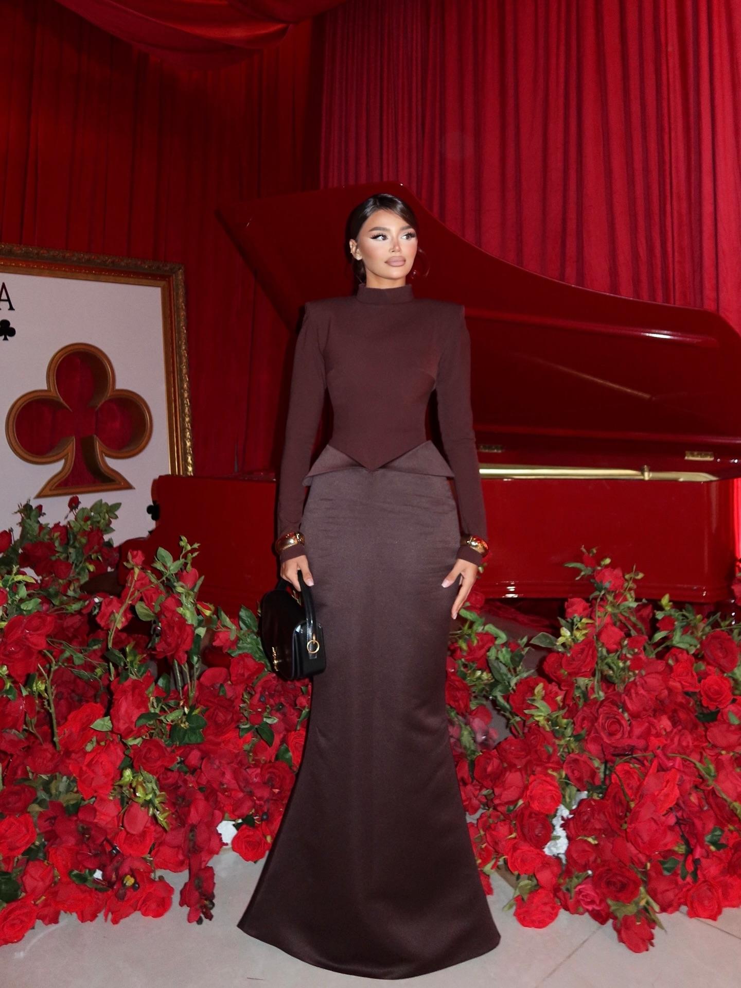 Elegantes Meerjungfrauen-Maxikleid mit Rollkragen und offener Rückenpartie