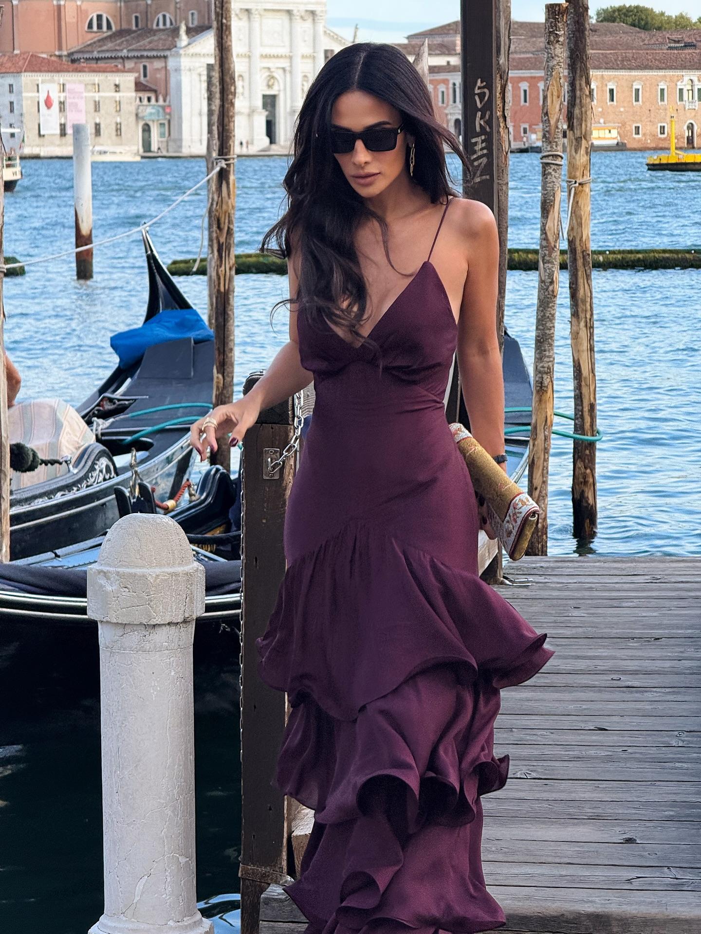 Elegantes gestuftes Maxikleid in Burgunderrot