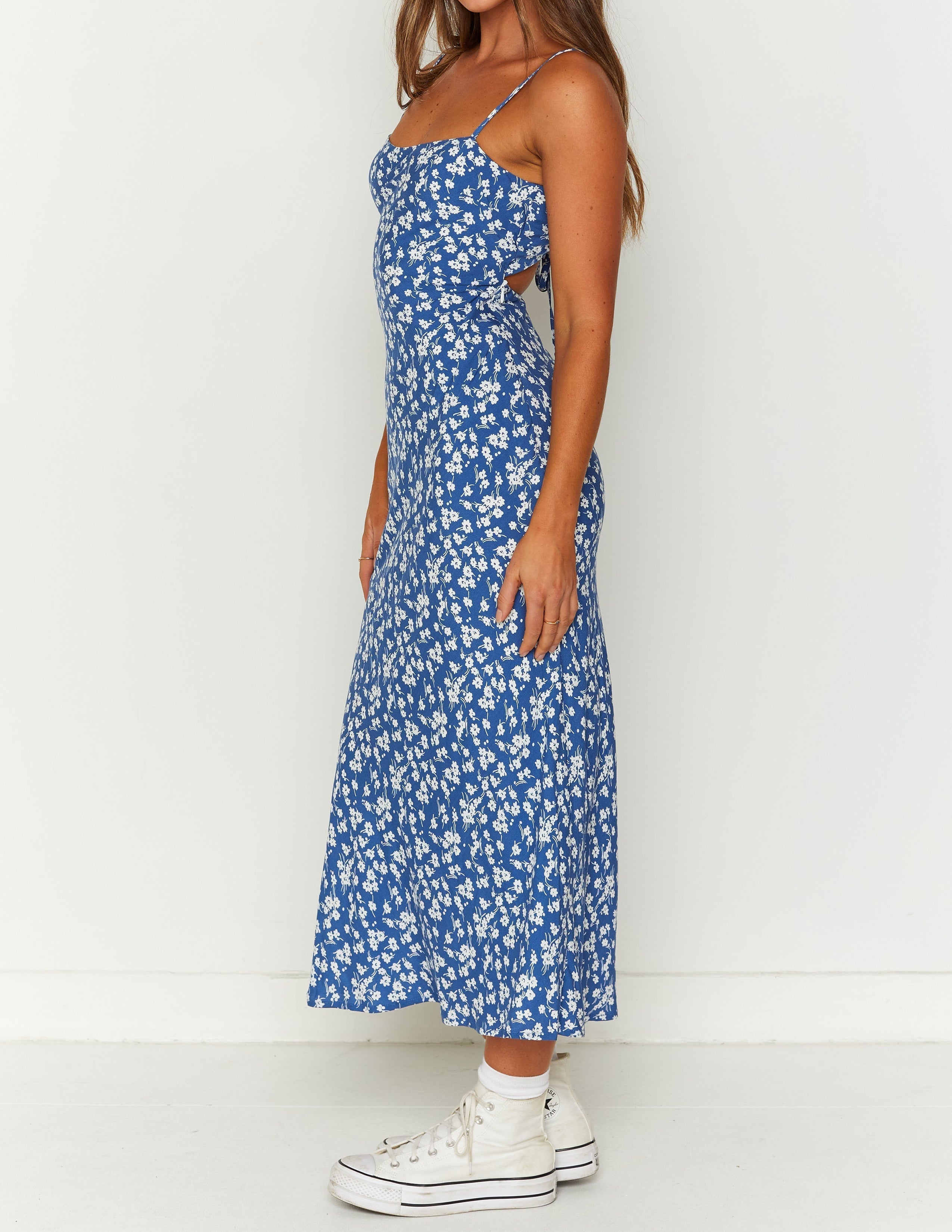Delphine blaues Midikleid mit Blumenmuster
