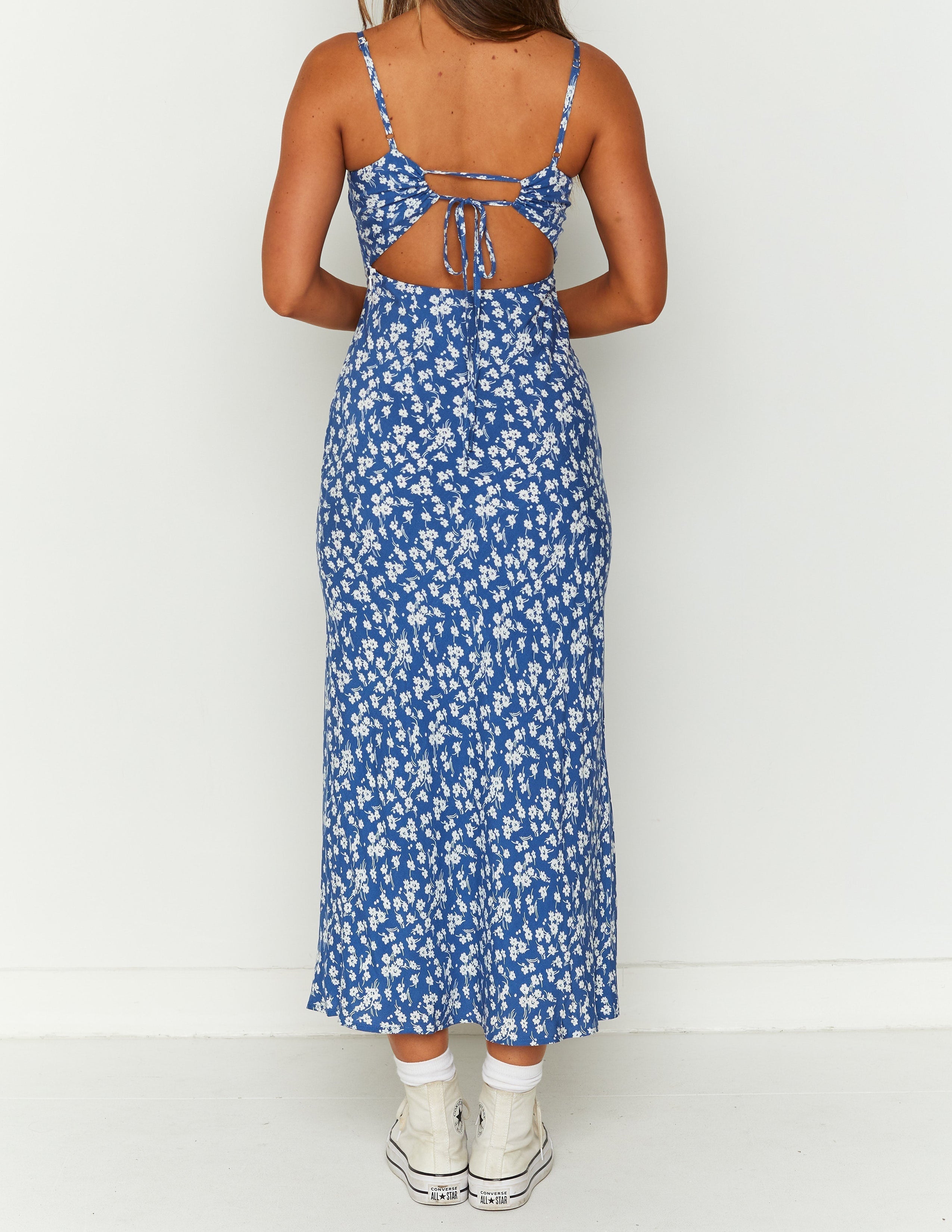 Delphine blaues Midikleid mit Blumenmuster