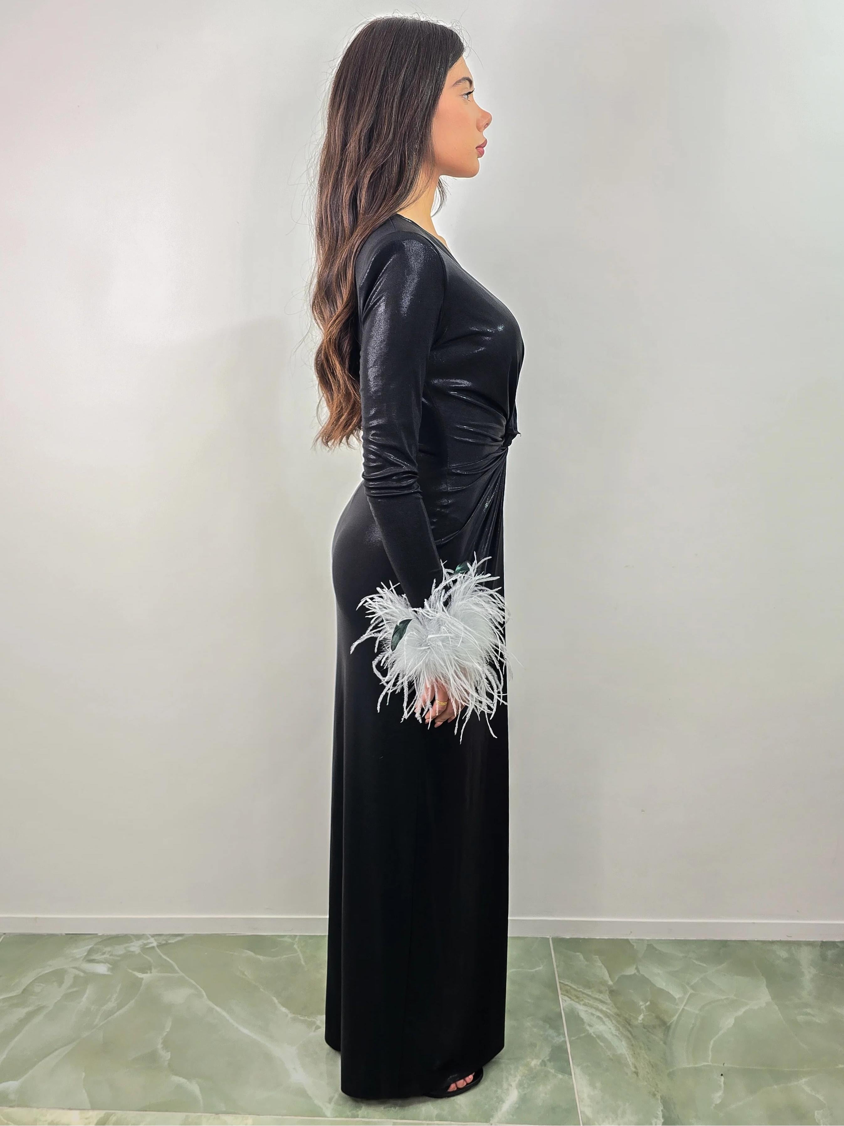 Maxikleid mit seitlichem Schlitz und glänzenden Feder-Manschetten