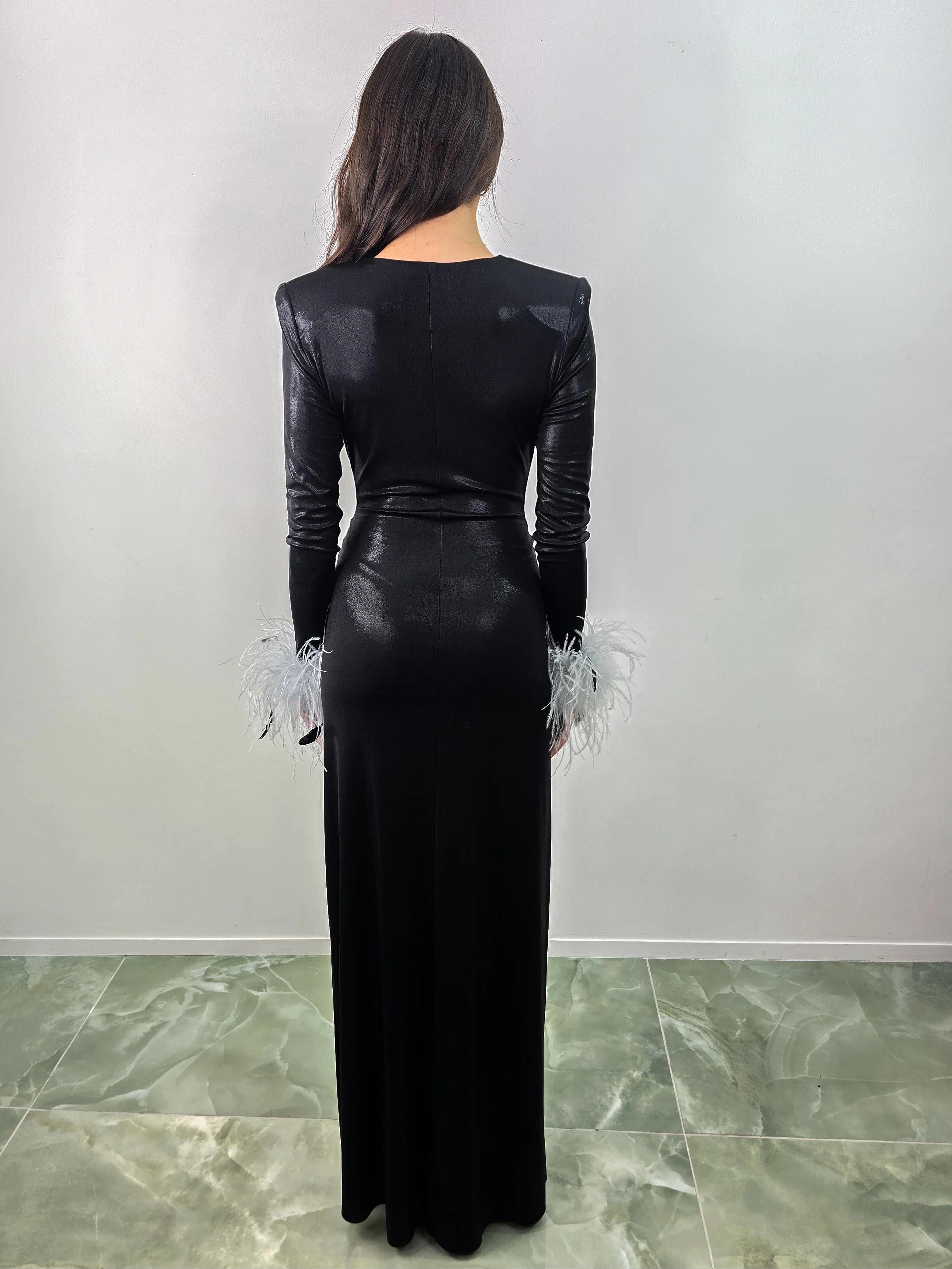 Maxikleid mit seitlichem Schlitz und glänzenden Feder-Manschetten