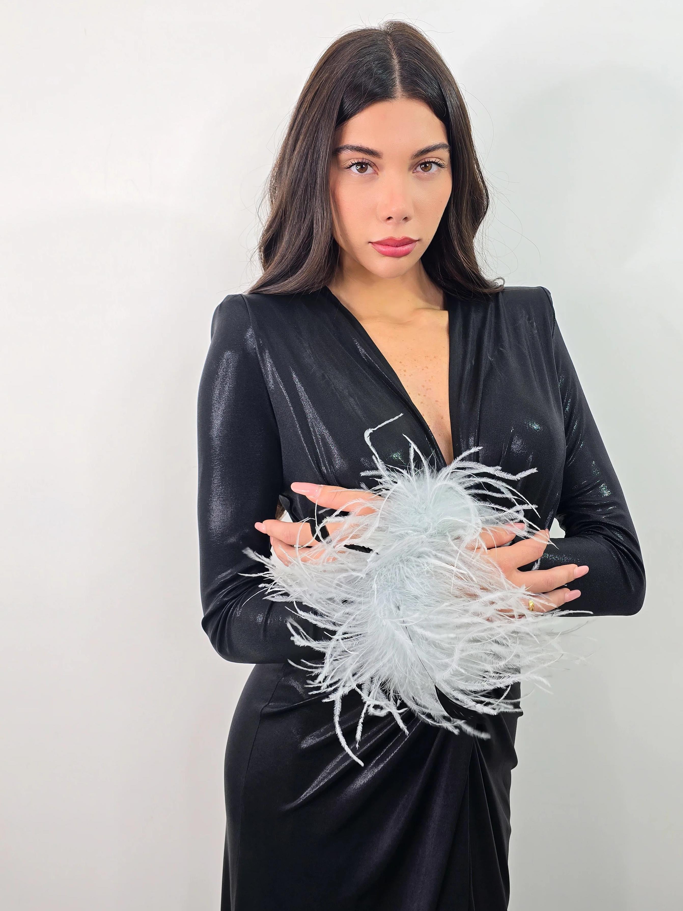 Maxikleid mit seitlichem Schlitz und glänzenden Feder-Manschetten