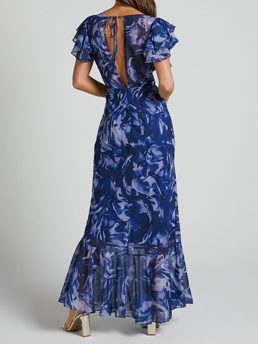 Maxikleid mit V-Ausschnitt, Volantärmeln und marineblauem Wirbelmuster