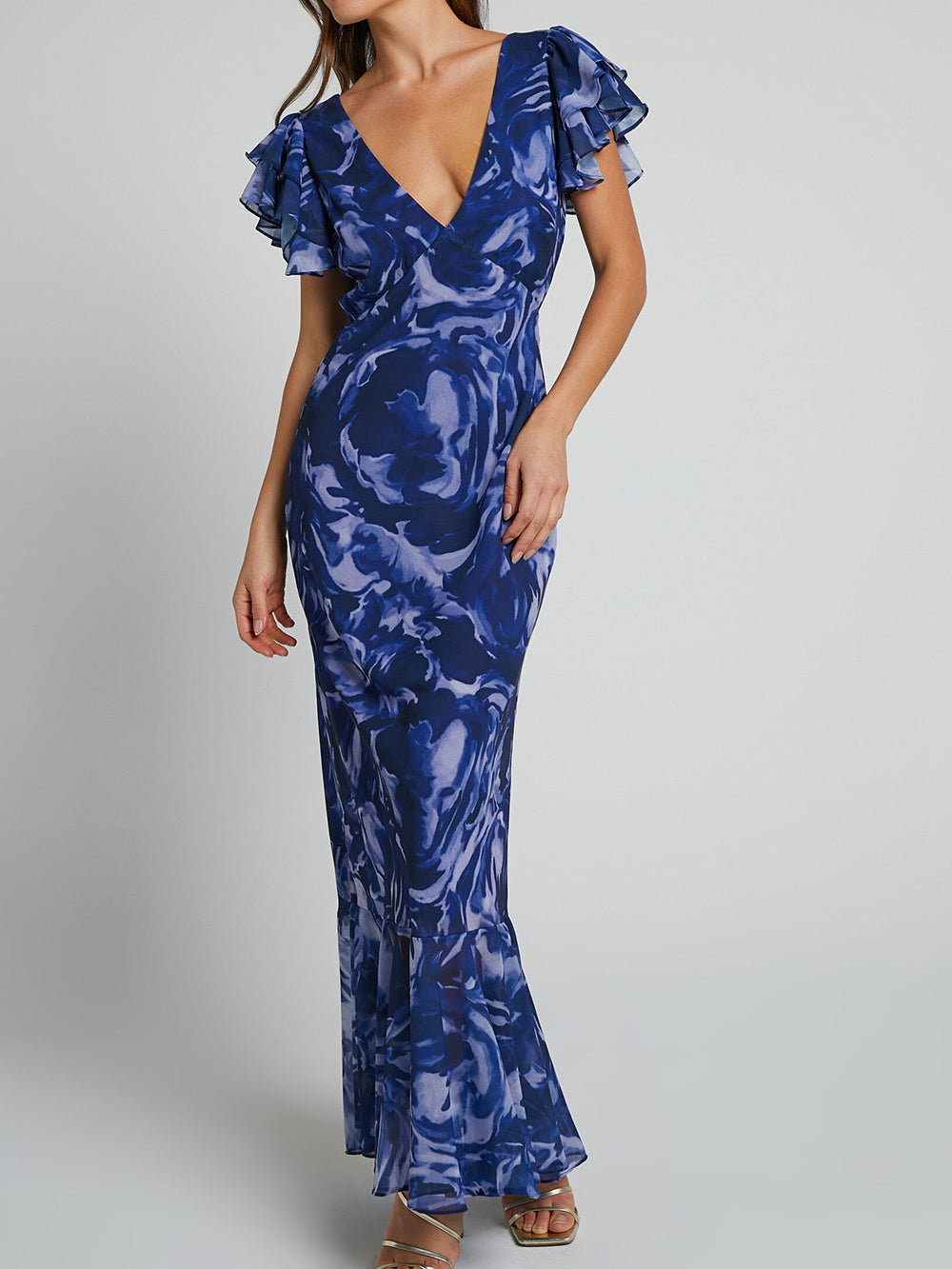 Maxikleid mit V-Ausschnitt, Volantärmeln und marineblauem Wirbelmuster