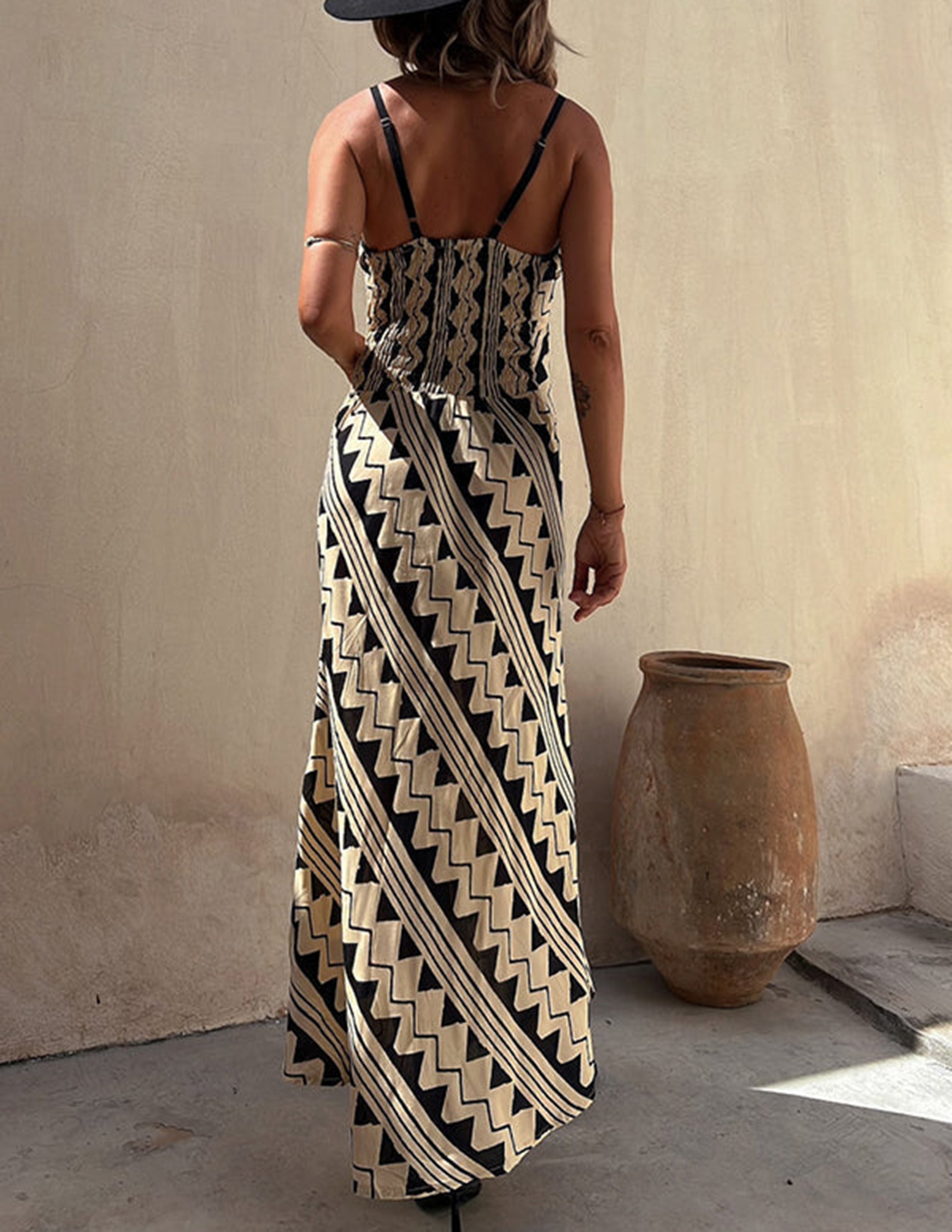 Exklusives Melody Satin Midi-Kleid mit ethnischem Druck und gesmoktem Rücken