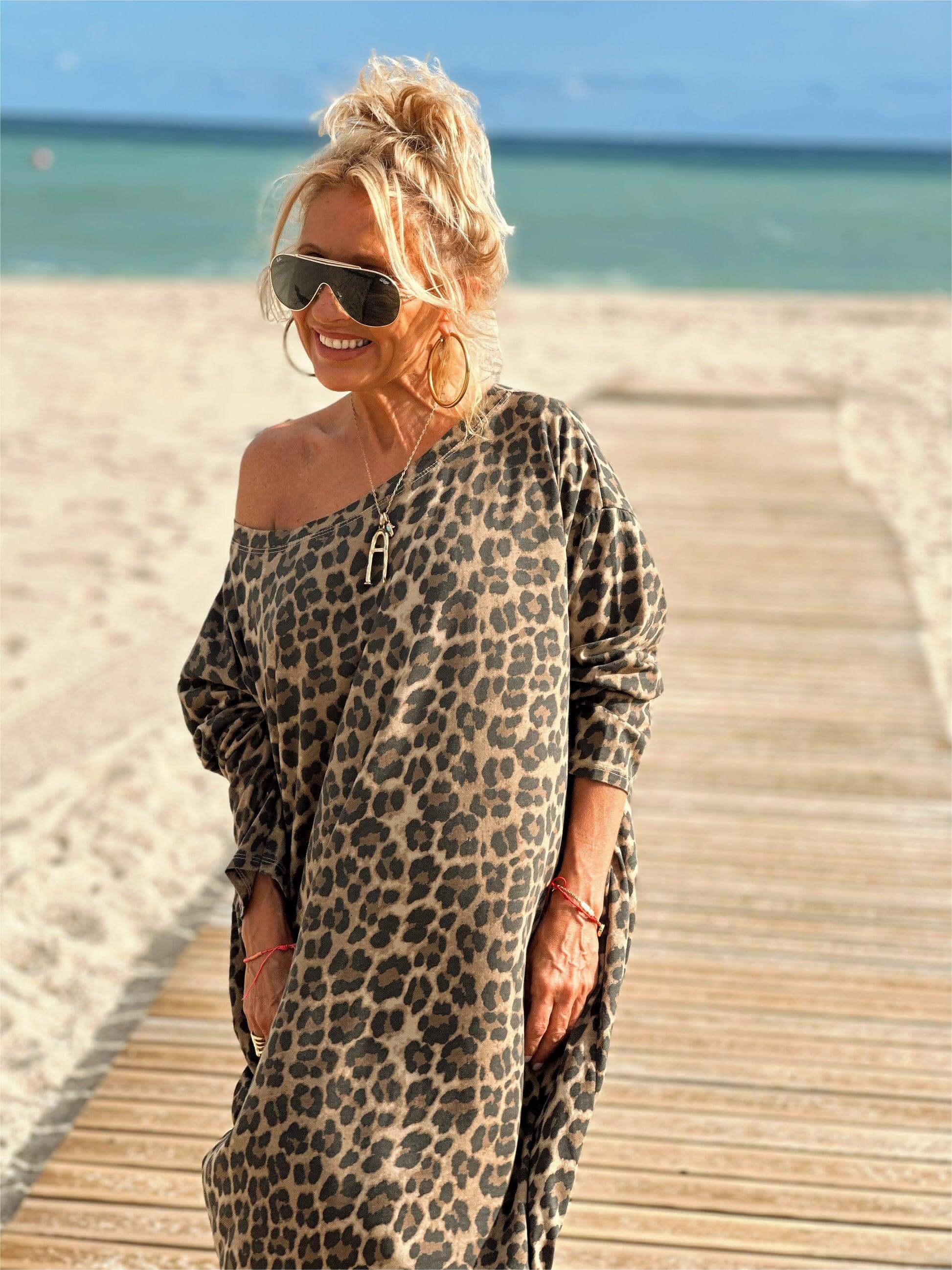 Leopardenkleid in Camel mit langen Ärmeln und Oversize-Schnitt
