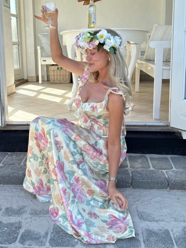 Pastellfarbenes geblümtes Maxikleid mit Rüschen und Bindeband am Rücken