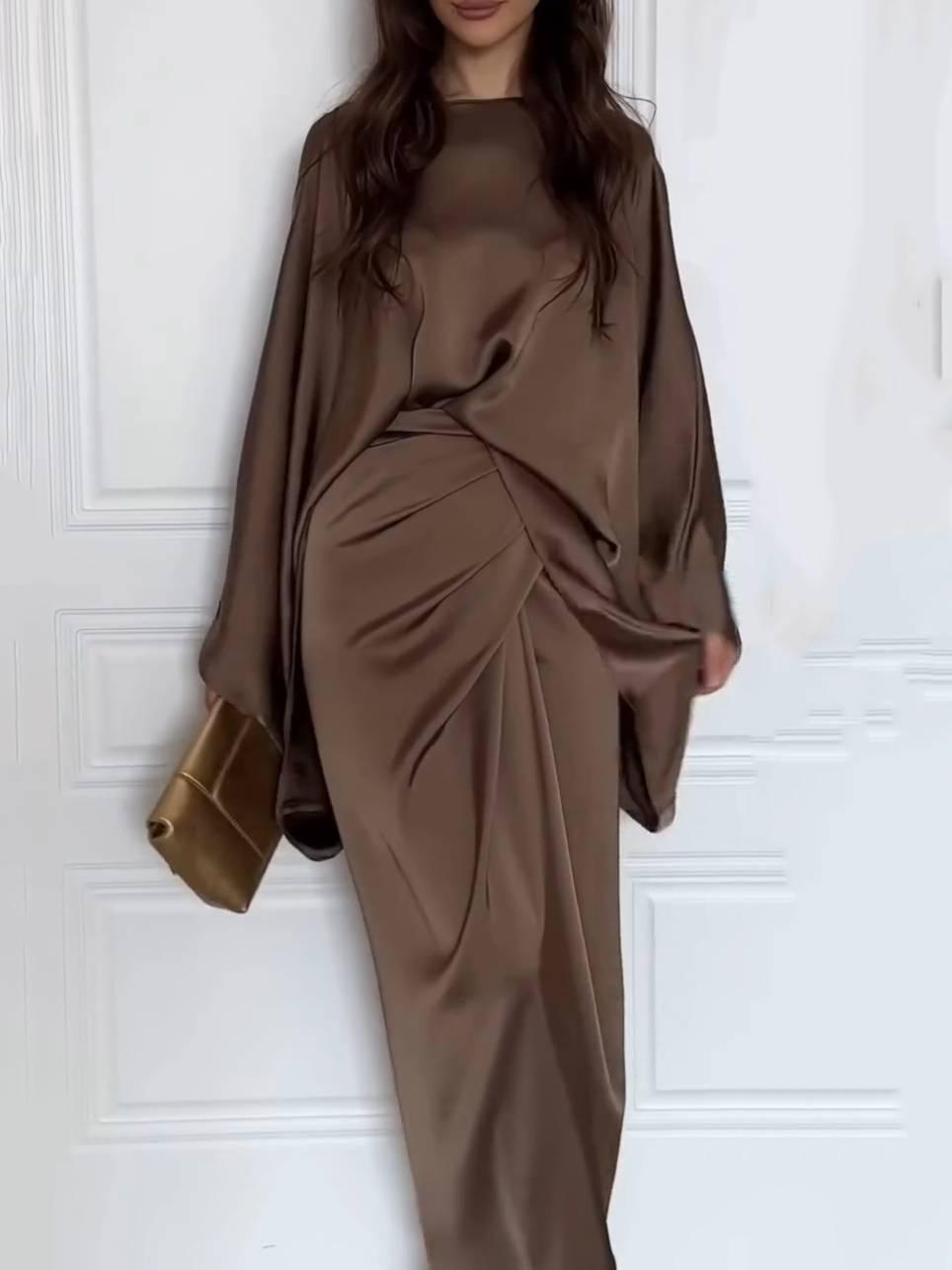 Satin-Maxikleid mit Fledermausärmeln