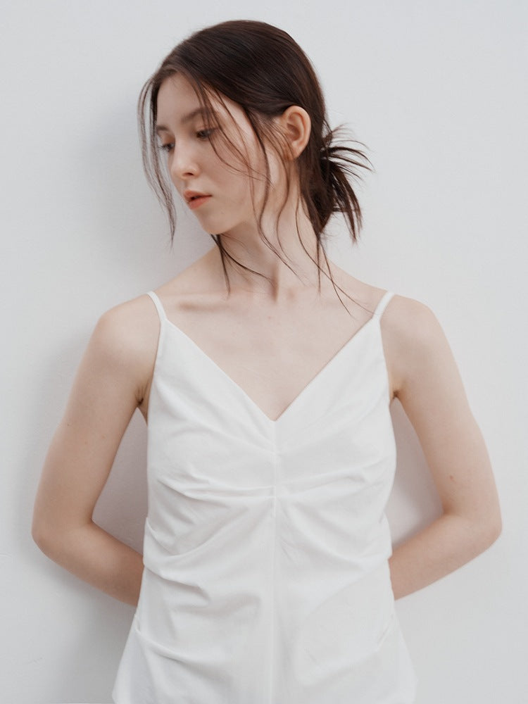 Plissiertes Kleid mit Taillengürtel und Trägern