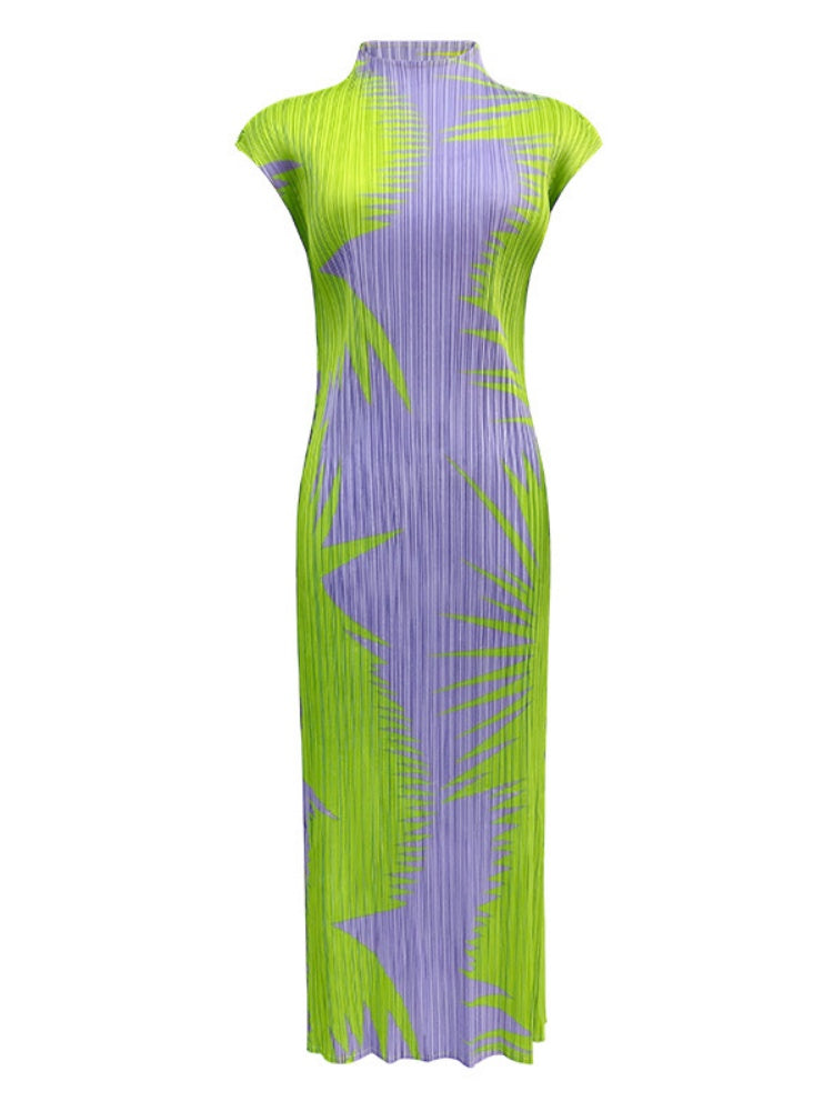 Ärmelloses, eng anliegendes Faltenkleid mit Rollkragen