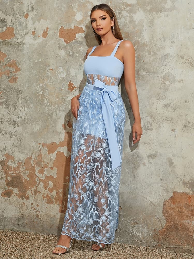Spitzen-Trägerkleid mit Gürtel und figurbetontem Schnitt