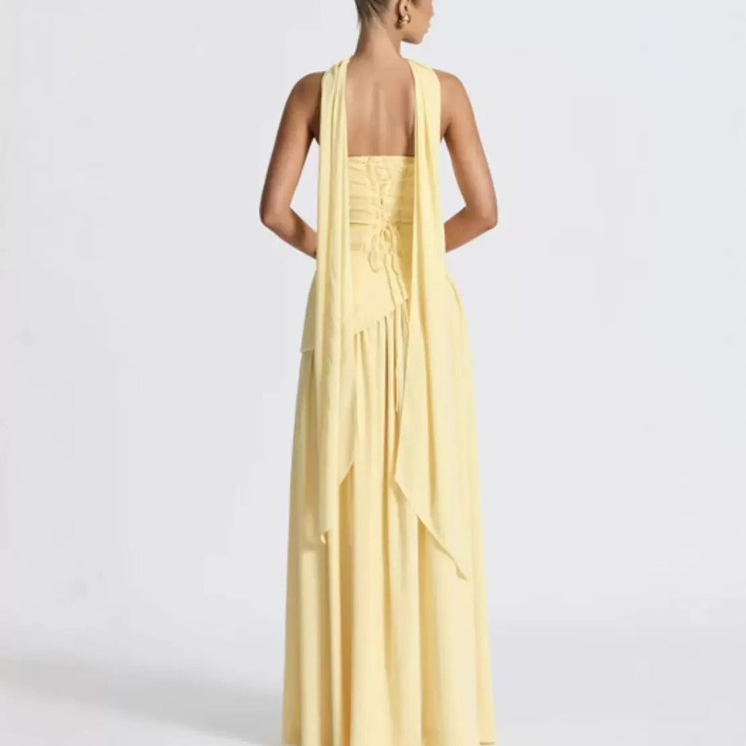TRÄGERLOSES KLEID MIT SCHLITZ