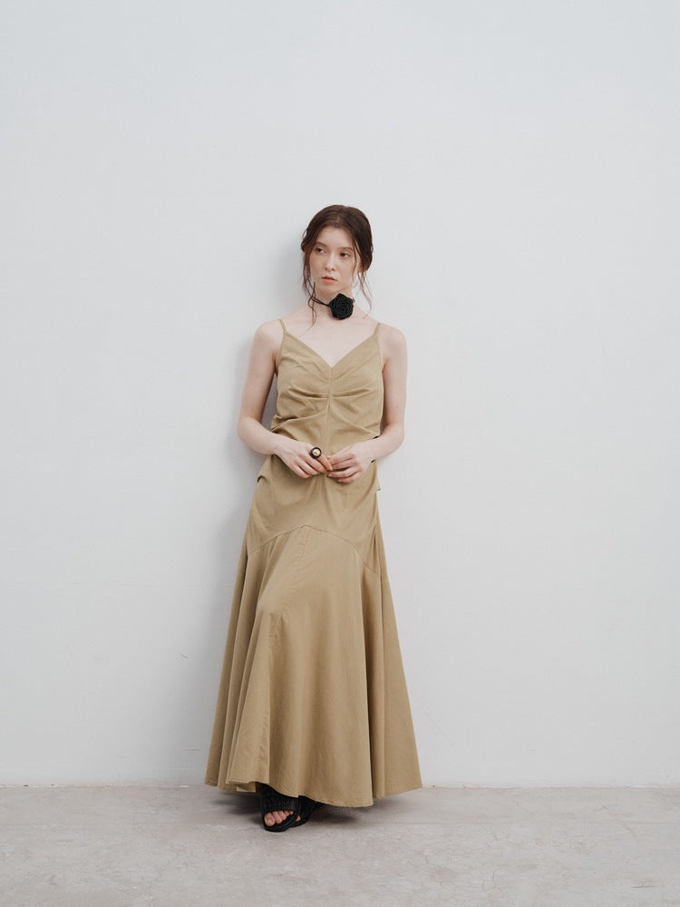 Plissiertes Kleid mit Taillengürtel und Trägern