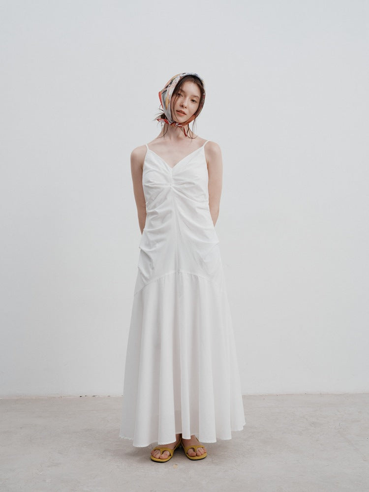 Plissiertes Kleid mit Taillengürtel und Trägern