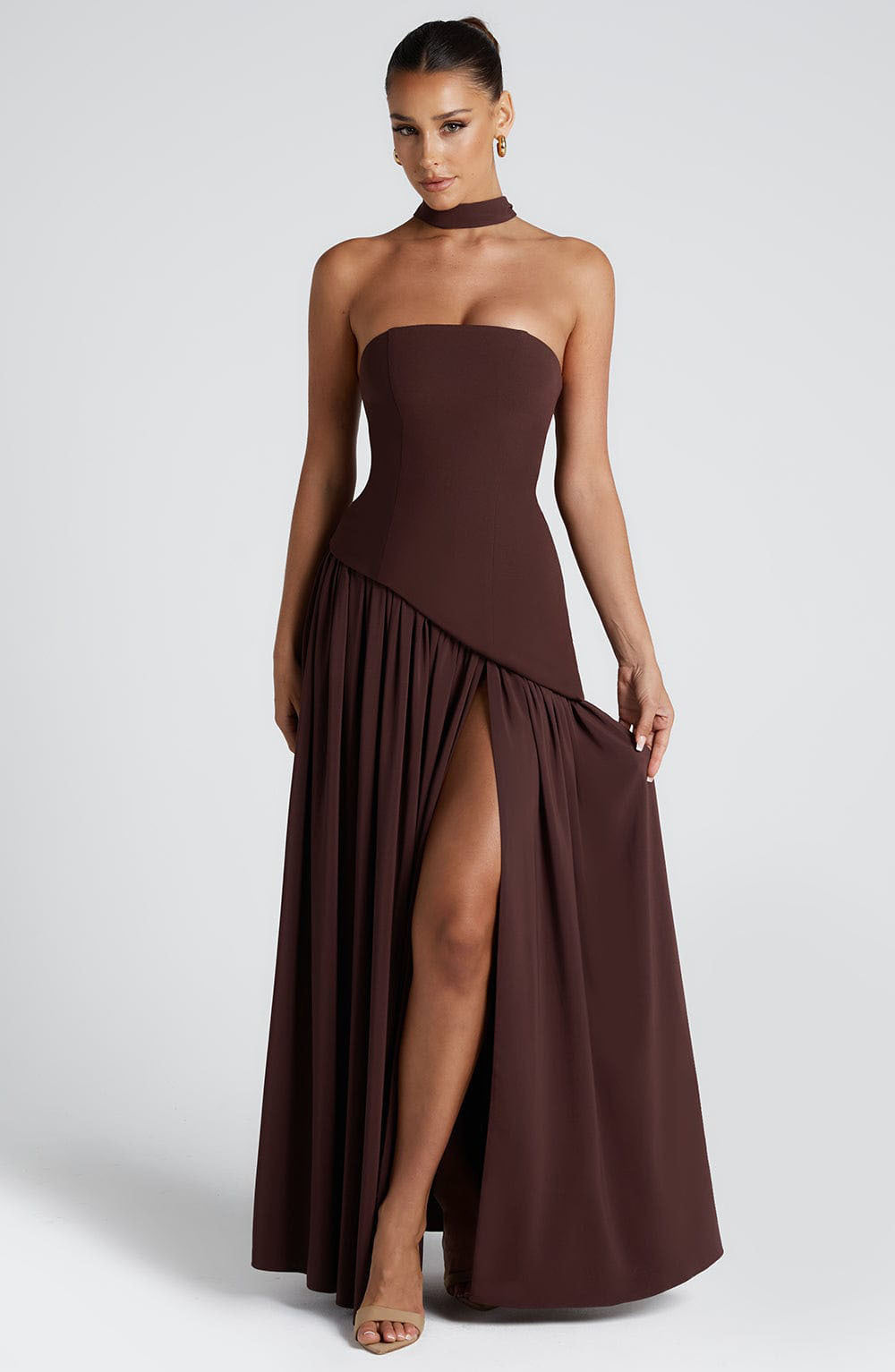TRÄGERLOSES KLEID MIT SCHLITZ