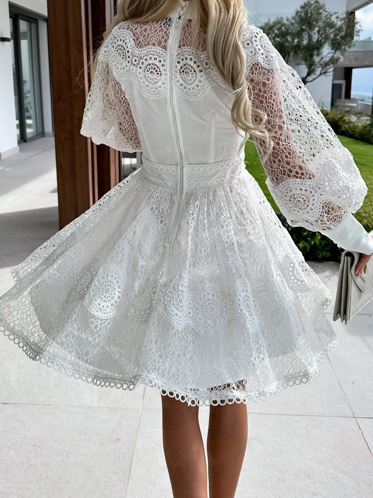 Langärmliges Kleid mit Spitzensaum