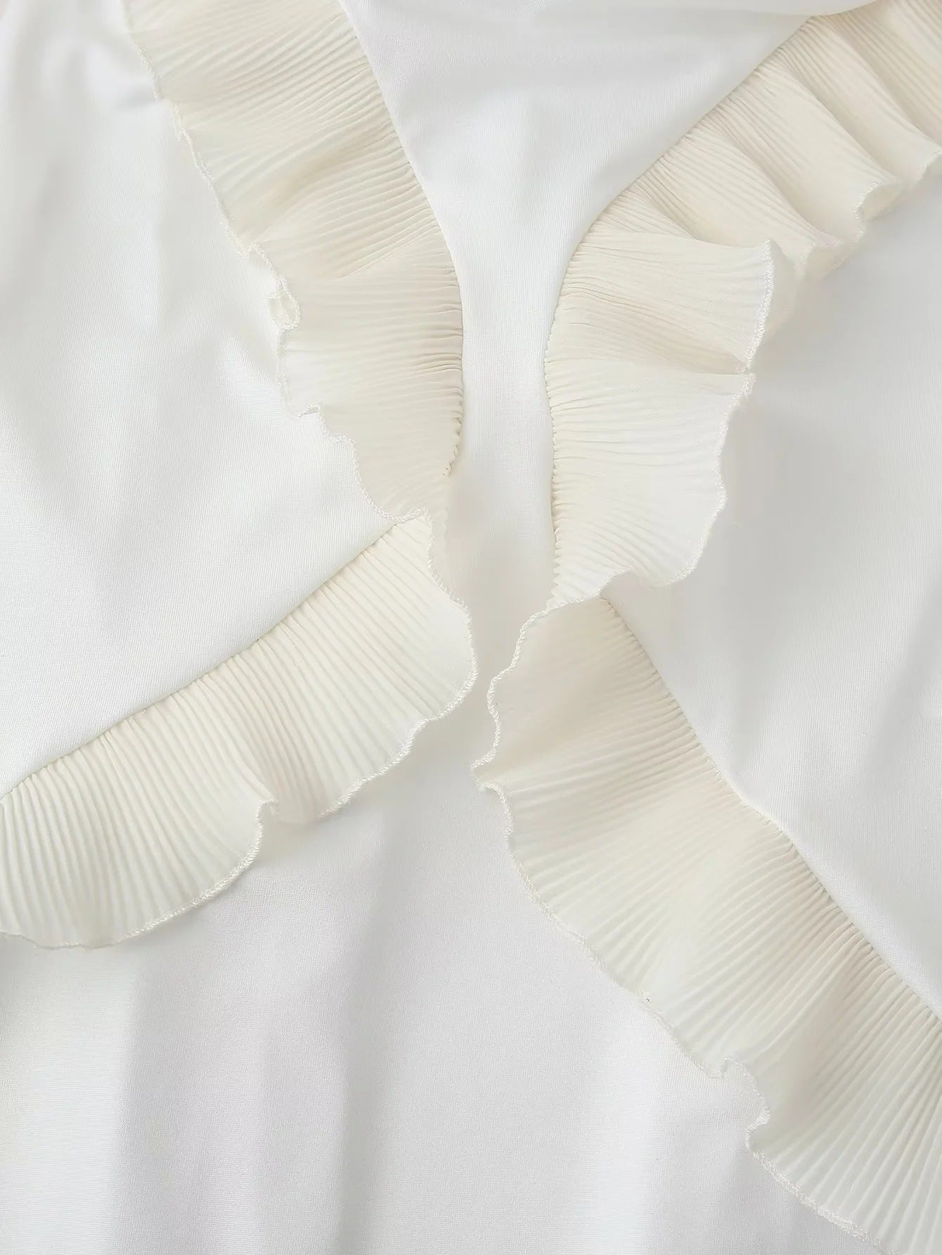 Plissiertes, Rüschen-Maxikleid mit Schlitz