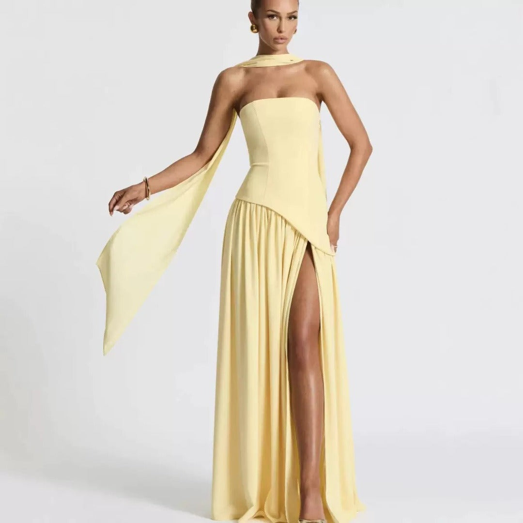 TRÄGERLOSES KLEID MIT SCHLITZ