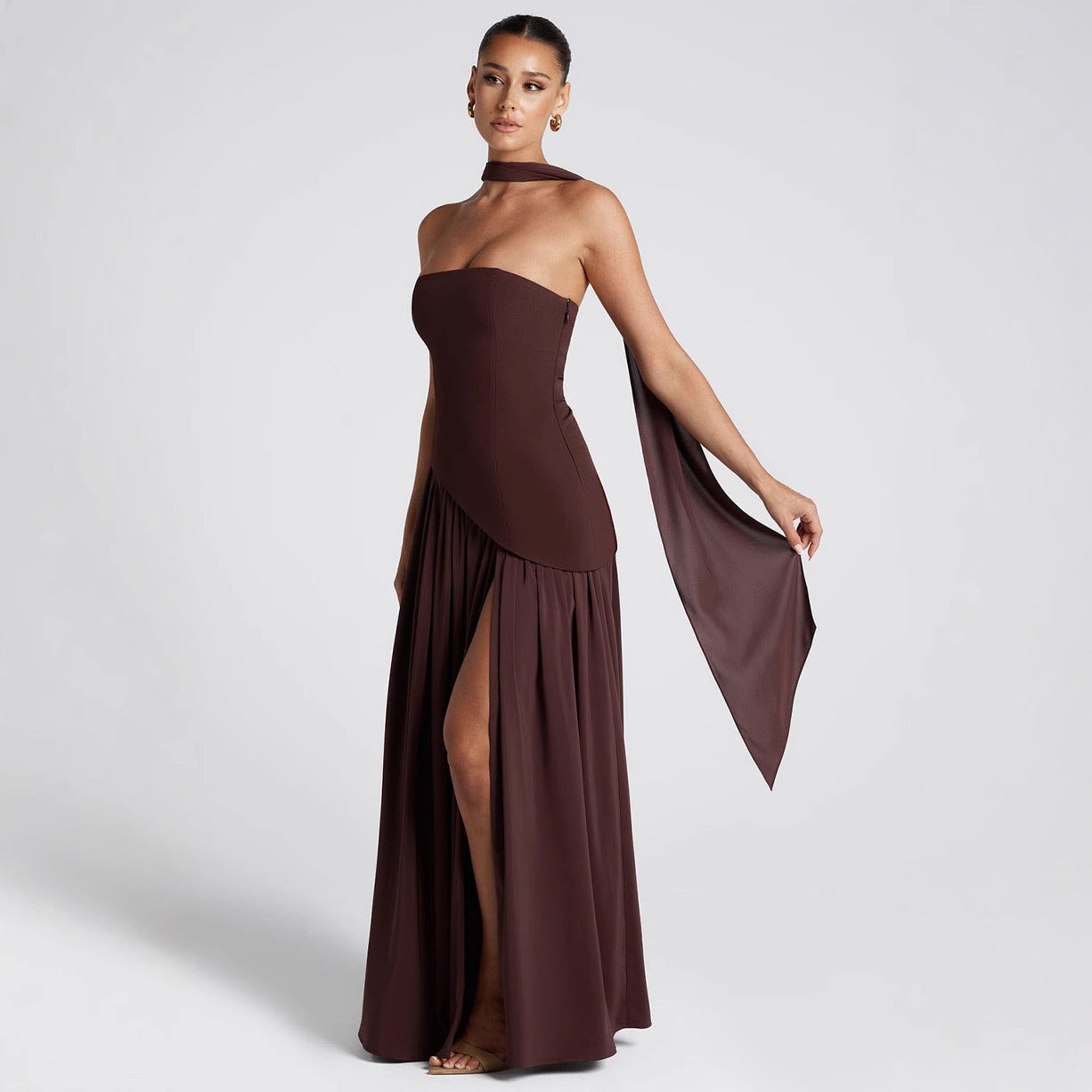 TRÄGERLOSES KLEID MIT SCHLITZ