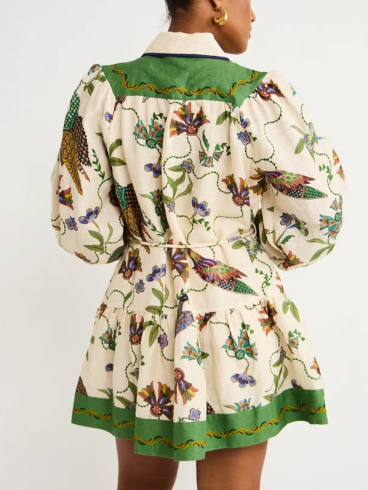 Geblümtes Kleid mit Gürtel