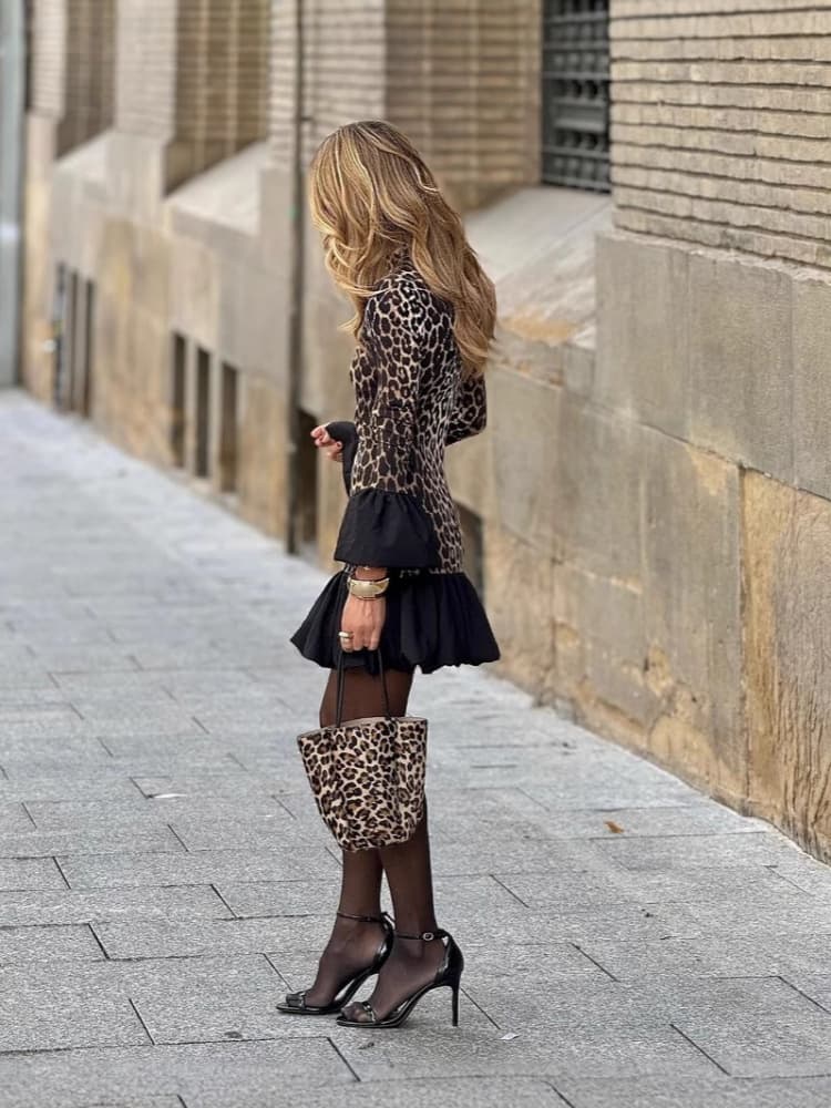 Kleid mit Leopardenmuster und ausgestellten Ärmeln