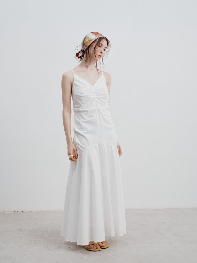 Plissiertes Kleid mit Taillengürtel und Trägern