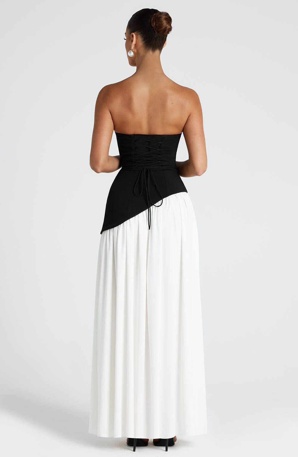 TRÄGERLOSES KLEID MIT SCHLITZ