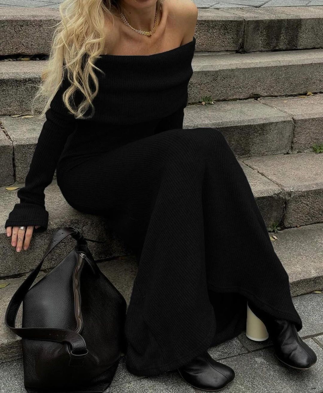Schulterfreies, figurbetontes Strick-Maxikleid
