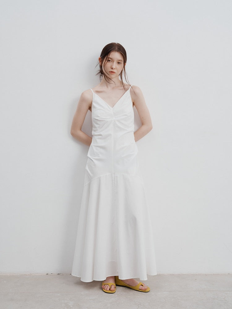 Plissiertes Kleid mit Taillengürtel und Trägern