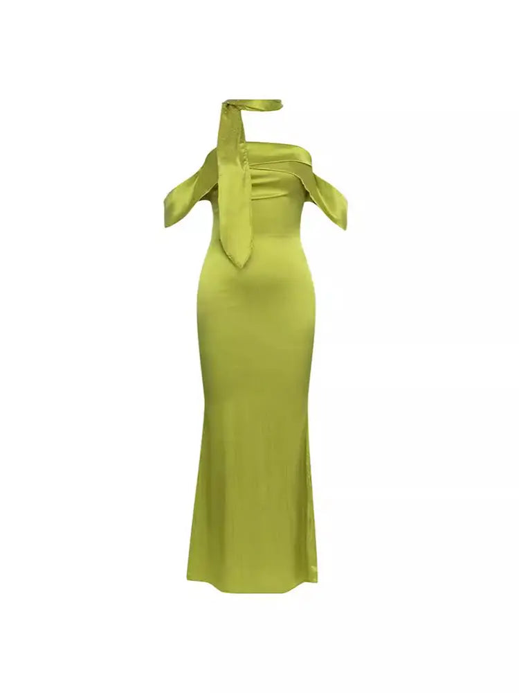 Elegantes trägerloses Satin-Kleid zum Binden