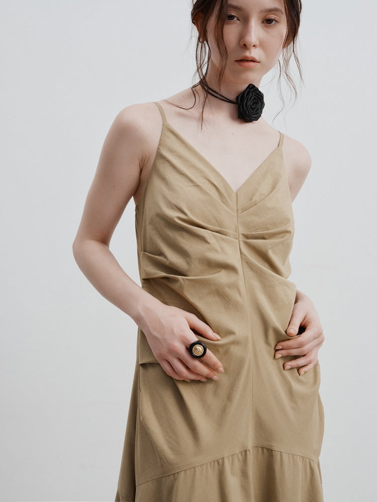 Plissiertes Kleid mit Taillengürtel und Trägern