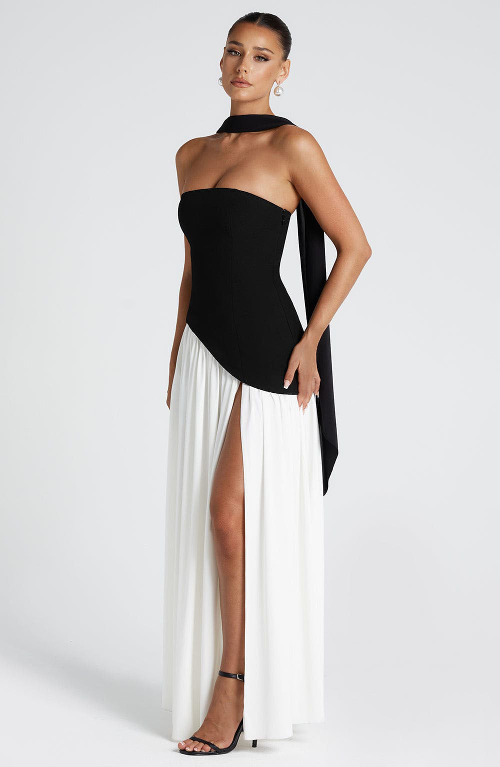 TRÄGERLOSES KLEID MIT SCHLITZ
