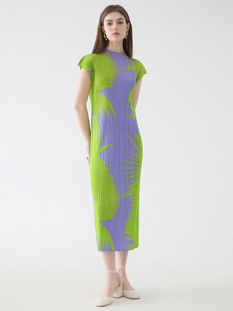 Ärmelloses, eng anliegendes Faltenkleid mit Rollkragen