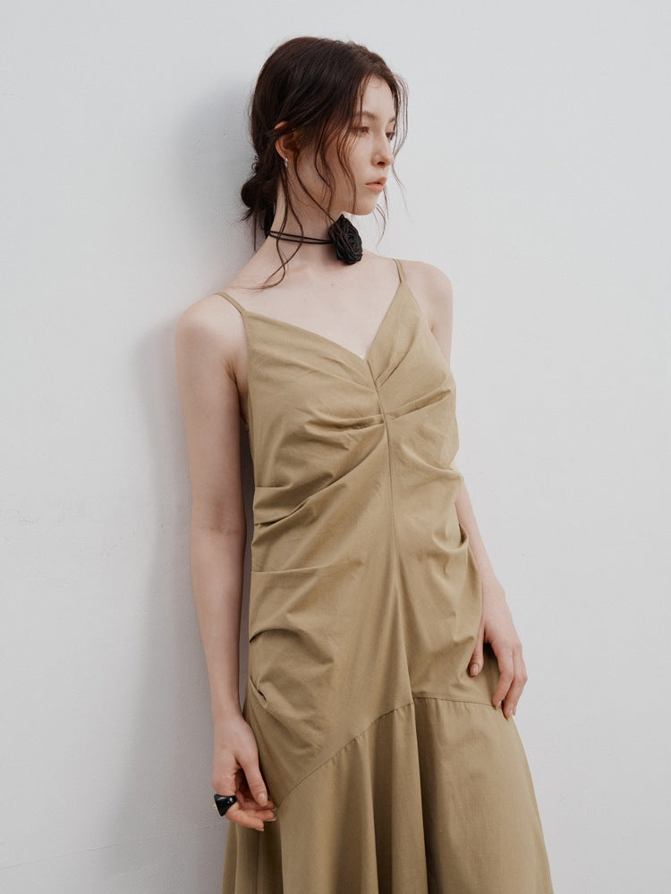 Plissiertes Kleid mit Taillengürtel und Trägern