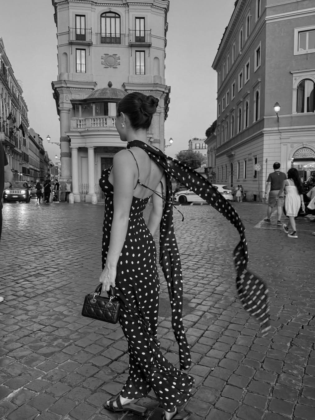 Schwarz-Cremefarbenes Maxikleid mit Polka Dots und Rüschen