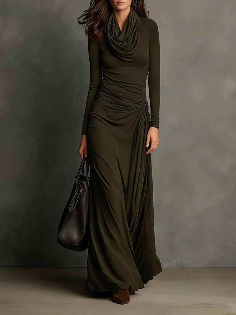 Olivgrünes, plissiertes Maxikleid mit Rollkragen
