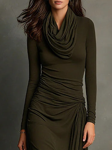 Olivgrünes, plissiertes Maxikleid mit Rollkragen