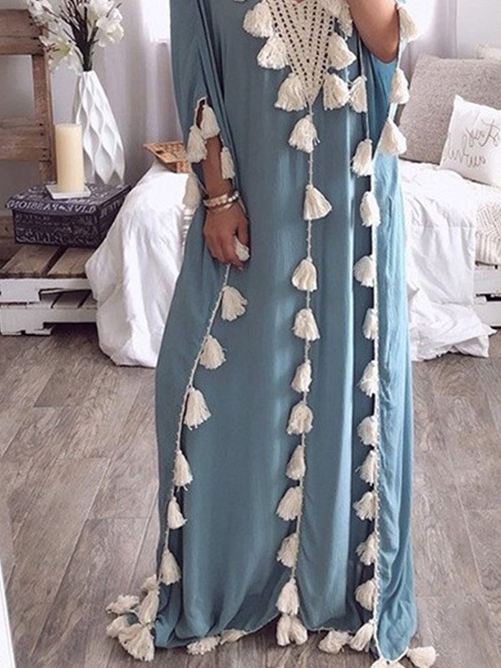 Kleid mit V-Ausschnitt und Fransenbesatz