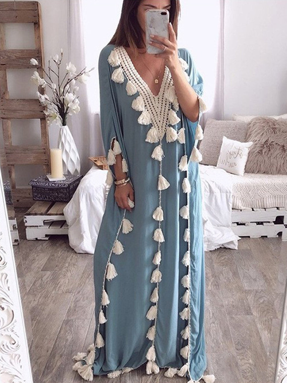Kleid mit V-Ausschnitt und Fransenbesatz