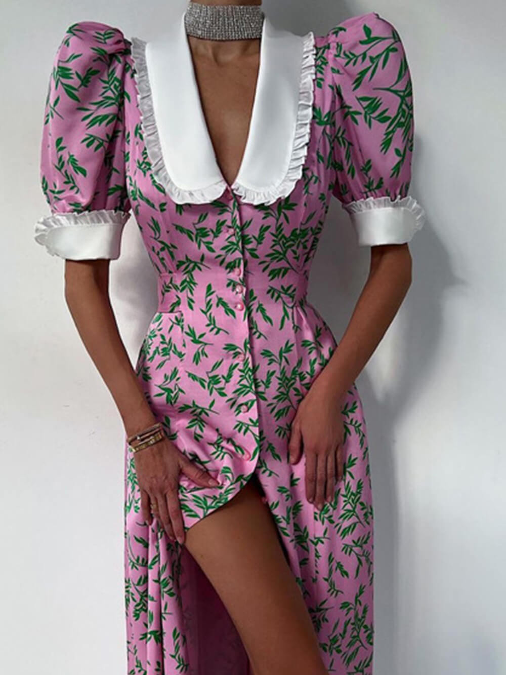 Elegantes mittellanges Kleid mit Puppenkragen