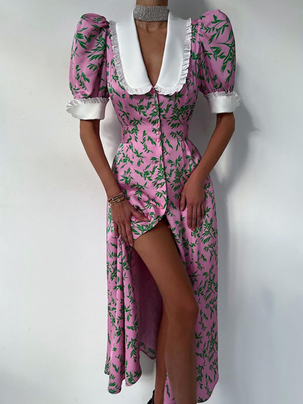 Elegantes mittellanges Kleid mit Puppenkragen