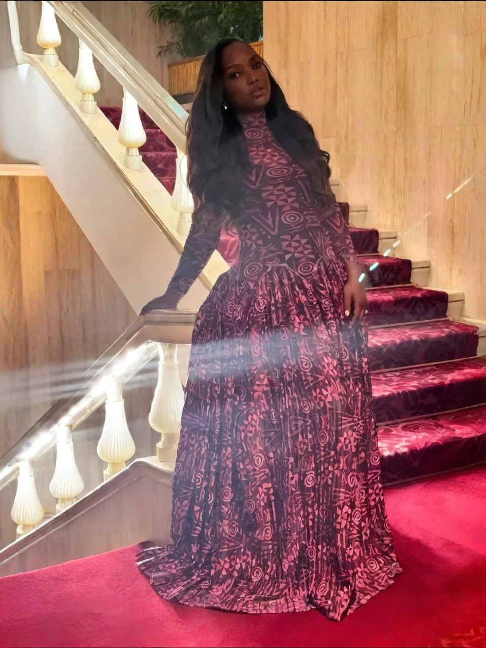 Maxikleid mit geometrischem Print und hohem Ausschnitt