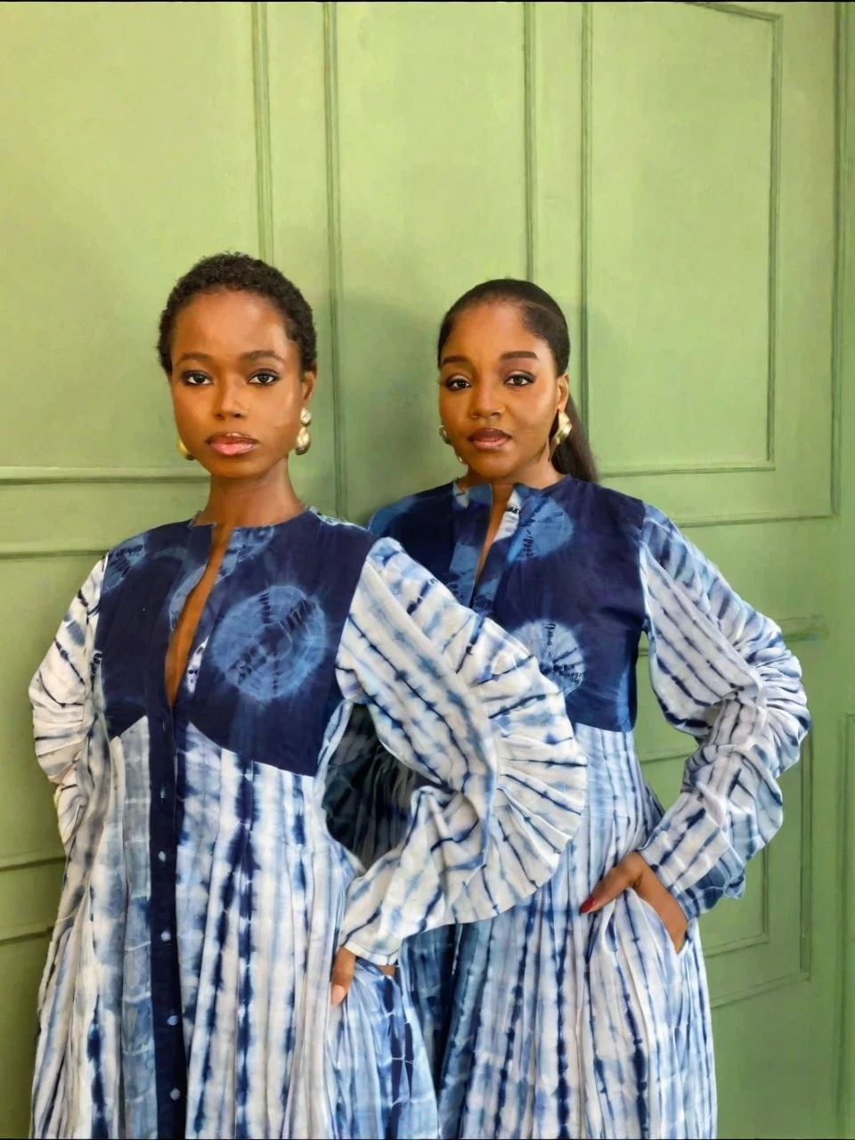 Blaues Batik-Maxikleid
