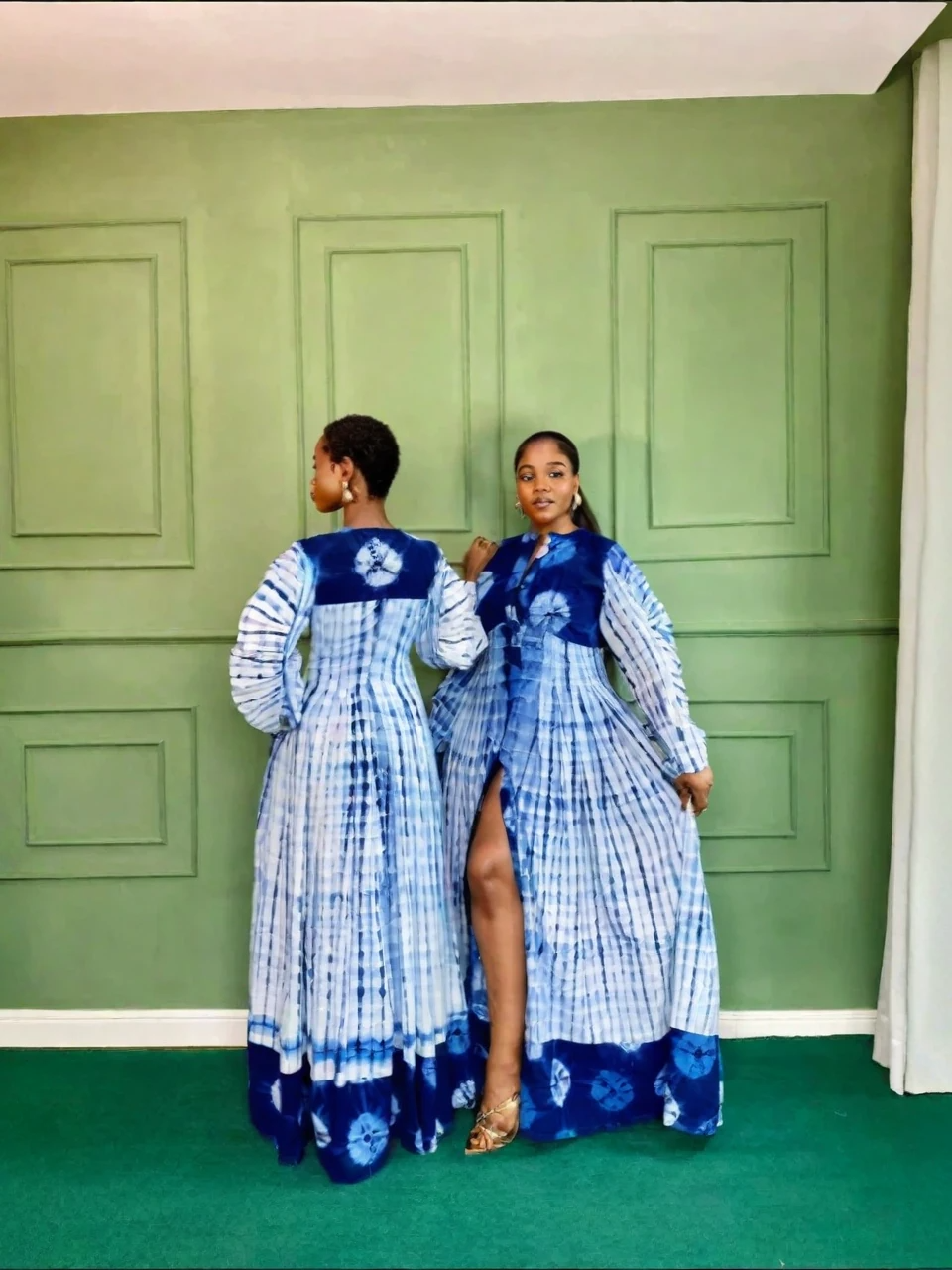 Blaues Batik-Maxikleid