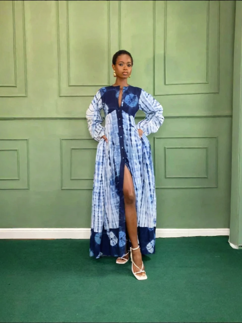Blaues Batik-Maxikleid