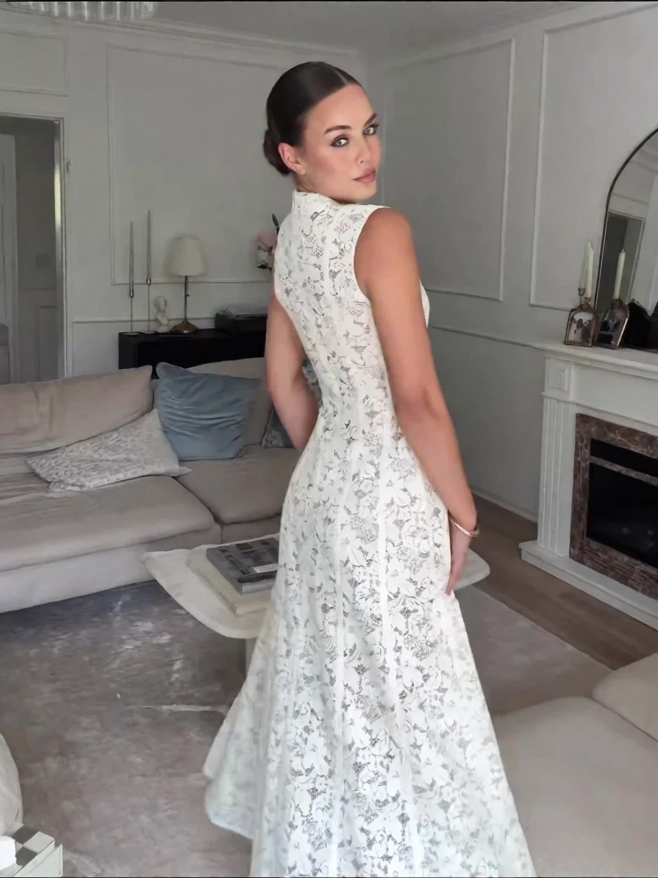 Ärmelloses hochgeschlossenes Spitzenkleid